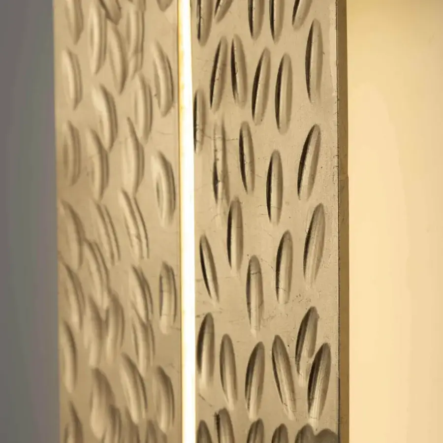 Distinguished Stillux Random wall lamp with a rectangular hammered metal frame in silver-gold tone and a central fissure