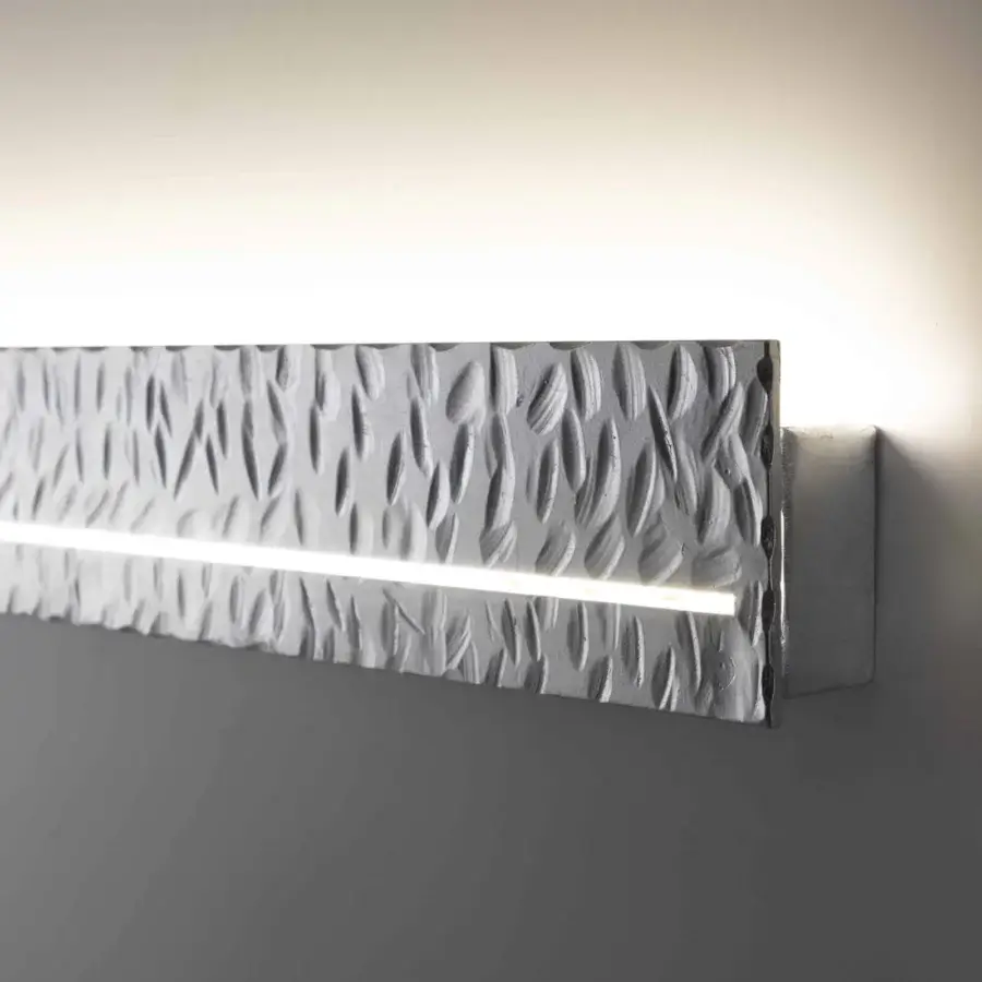 Distinguished Stillux Random wall lamp with a hammered metal frame and light gray textured finish for architectural projects