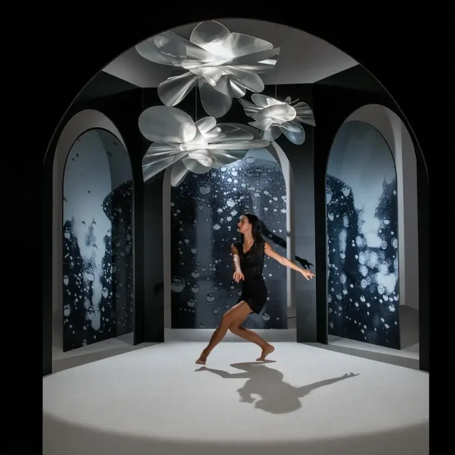 Distinguished Slamp Étoile suspension lamp with a flower-like silhouette crafted in glossy, light-reflective Lentiflex® and embellished with a crystal drop