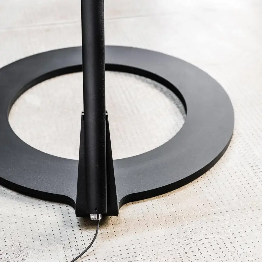 Elegant Cattelan Italia Lampo floor lamp with black embossed lacquered steel and fine steel wire construction in a matte finish