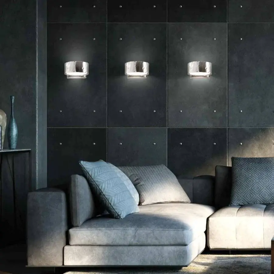 Elegant Stillux Circle wall lamp with clear glass and hammered silver metal frame affixed to a sleek metal base
