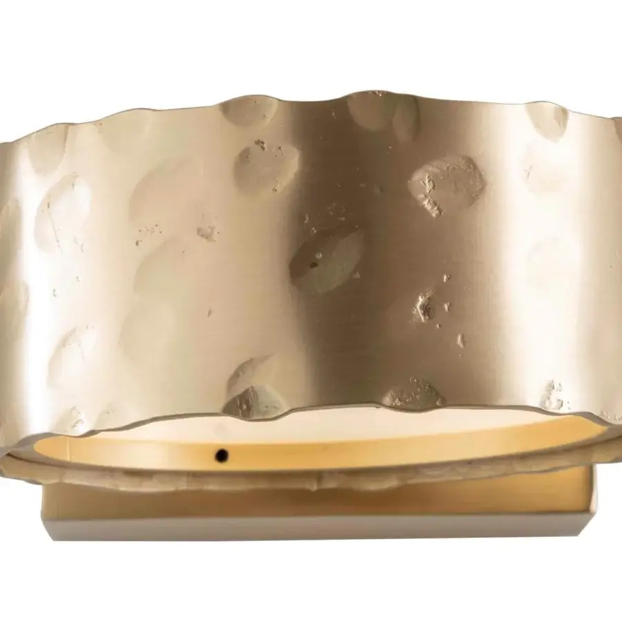 Exceptional Stillux Circle wall lamp with a circular hammered metal frame in light gold and a refined backplate