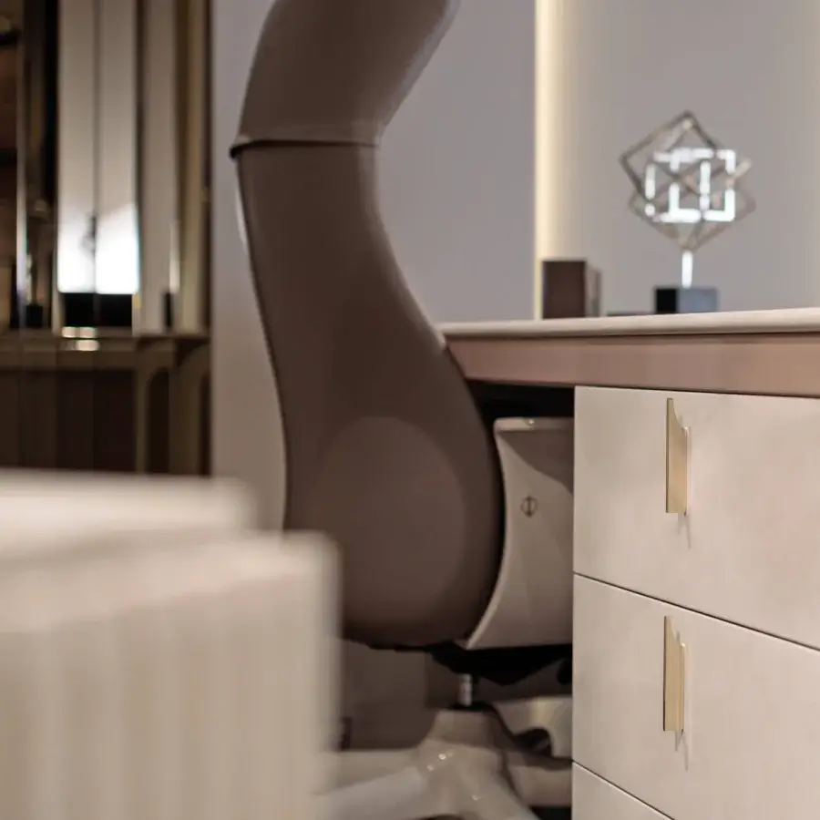 Superior Turri Eclipse desk with sinuous shapes, light glossy lacquer and smooth leather detailing crafted in Italy