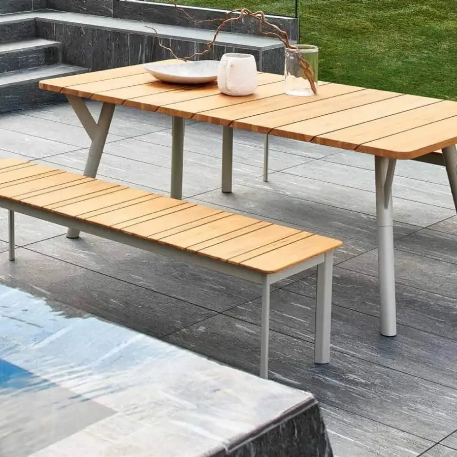 Superior Varaschin System bench in powder-coated aluminum with horizontal light natural Teak wood slats and matte light gray finish