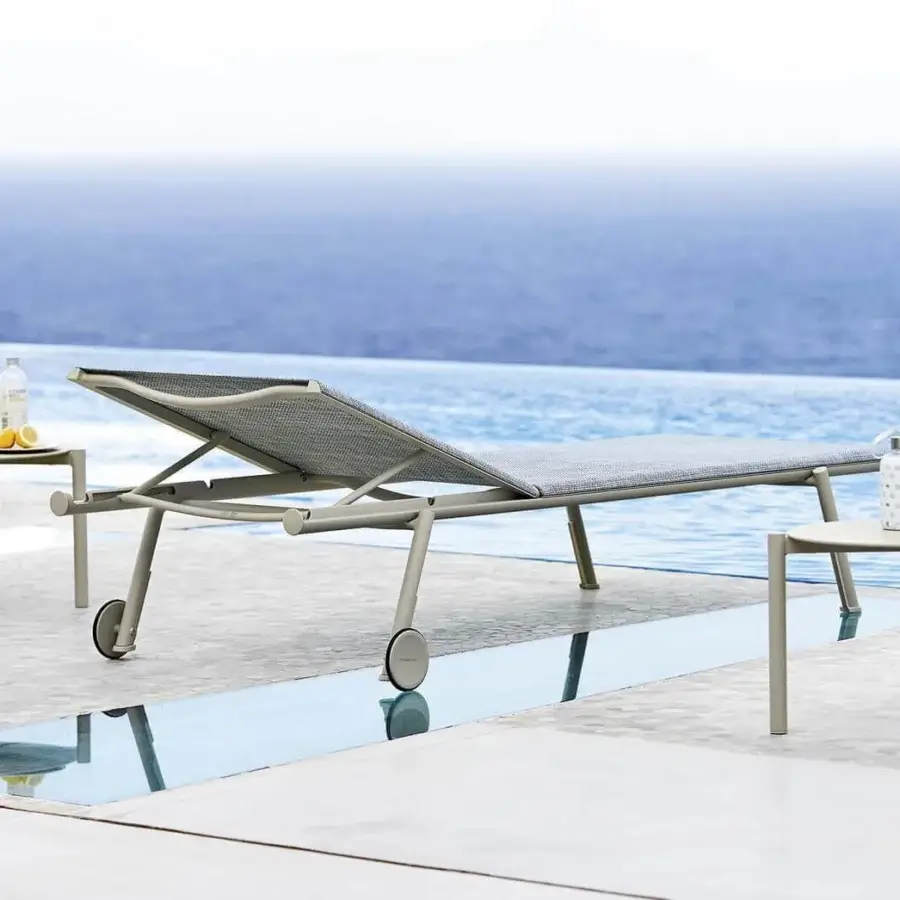 Distinguished Varaschin Bahia lounger with light-grey powder coated aluminum and VAR#TEX mesh exhibiting clean lines