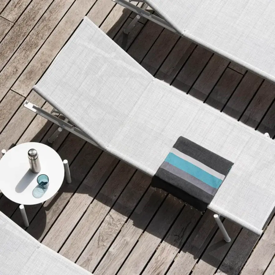 Superior Varaschin Bahia lounger with light gray powder-coated aluminum and woven VAR#TEX for lasting beauty