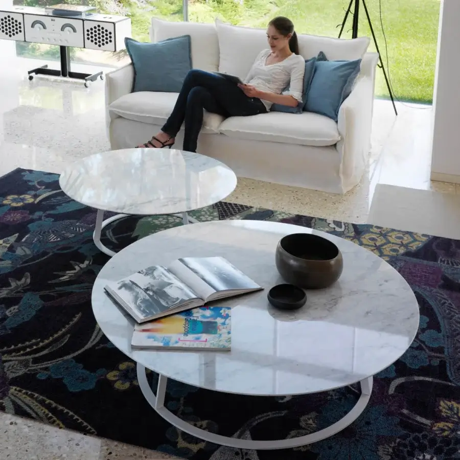 Distinguished Horm Albino Family coffee table with white and gray marble-like top and rounded white metal base
