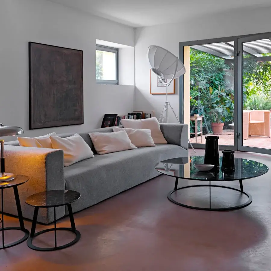 Superior Horm Albino Family coffee table with dark glossy glass revealing marble patterns and black matte metal base