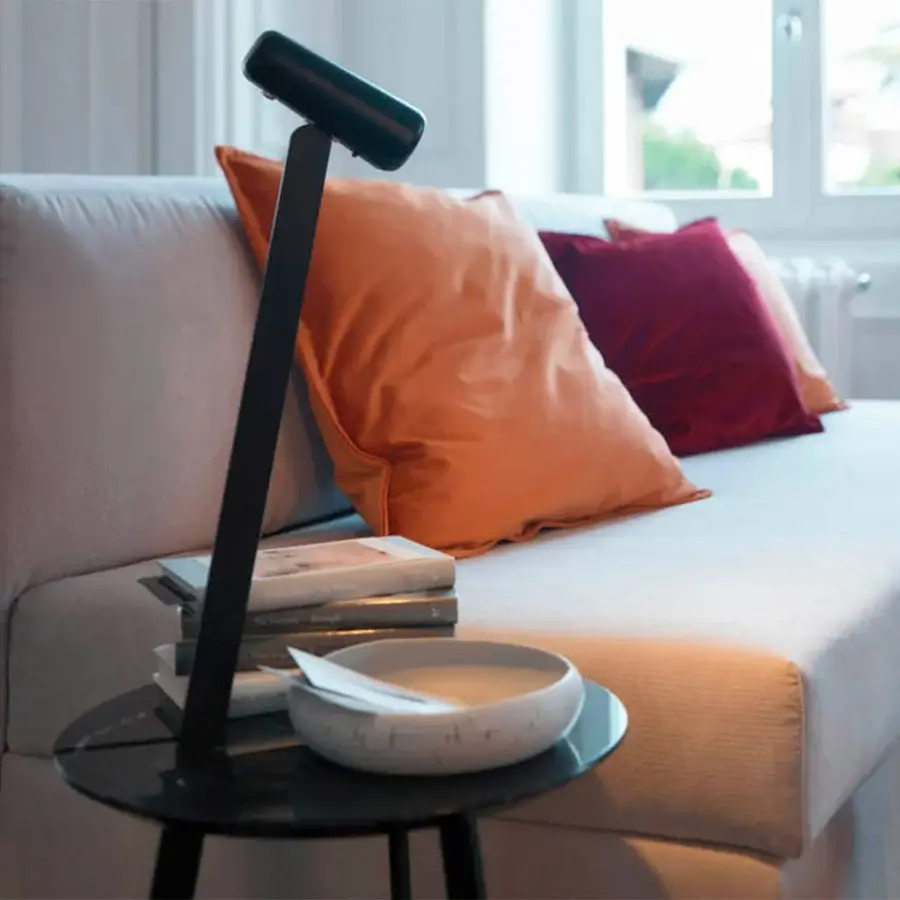 Elegant Horm Albino Torcia side table with a glossy black metal structure and detachable wooden tray