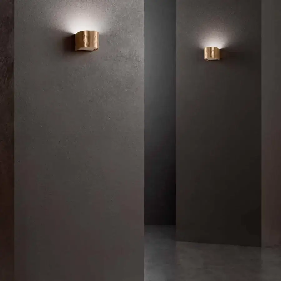 Distinguished Stillux Shape wall lamp with a geometric form crafted in hammered metal with a brass tone finish