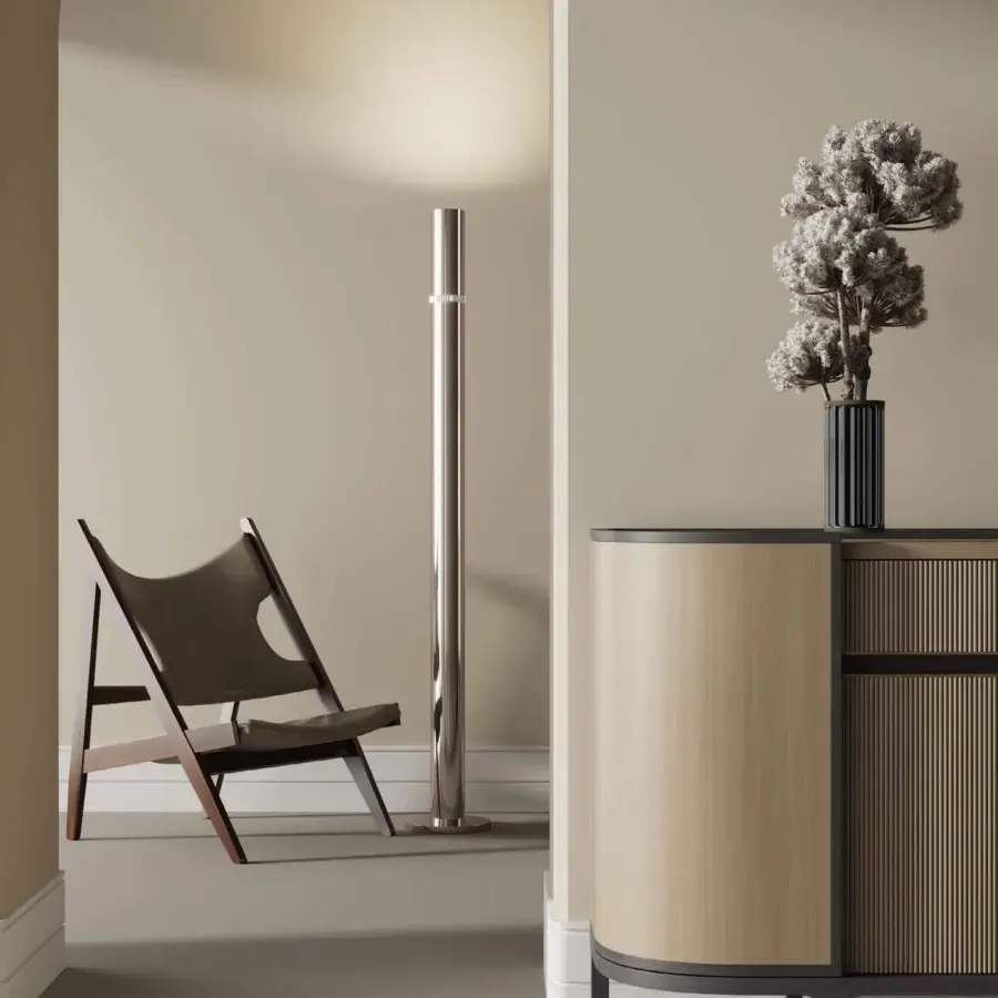Exceptional Stillux Shape floor lamp exhibits a tubular metal structure with a polished reflective finish and a pure crystal lighting ring