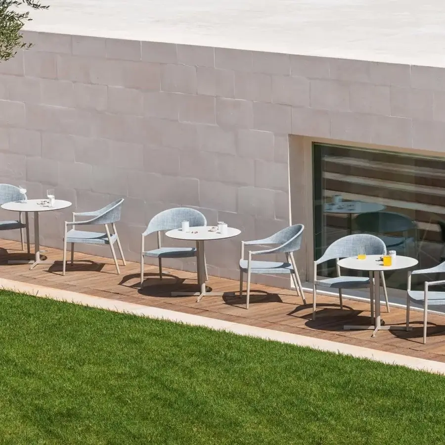 Superior Varaschin Summer Set Bistrot table with round white tabletop and powder-coated steel base in matte finish