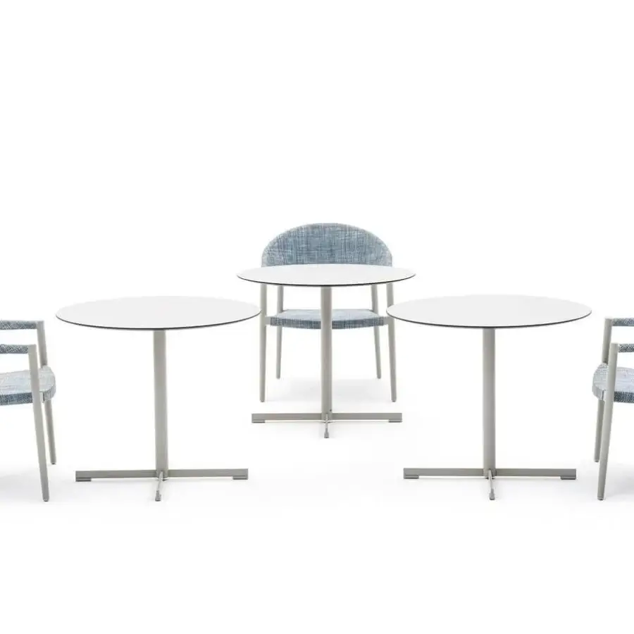 Exceptional Varaschin Summer Set Bistrot table with white circular top and powder-coated steel base built with C5M protective treatment