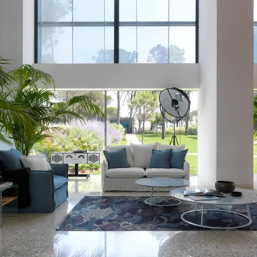 Distinguished Horm Bifronte side table with extra clear glass framing a premium wood shelf in a glossy finish