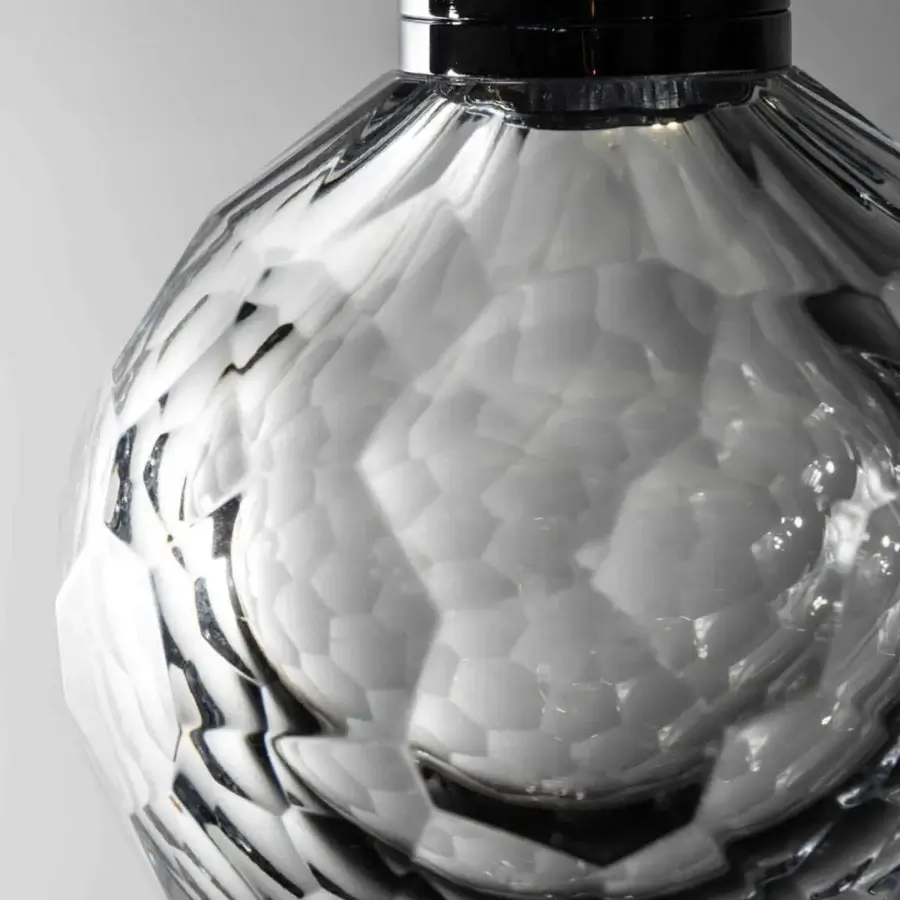 Distinguished Stillux The Light suspension lamp with a transparent faceted Certified Lead Crystal diffuser and chrome metal frame