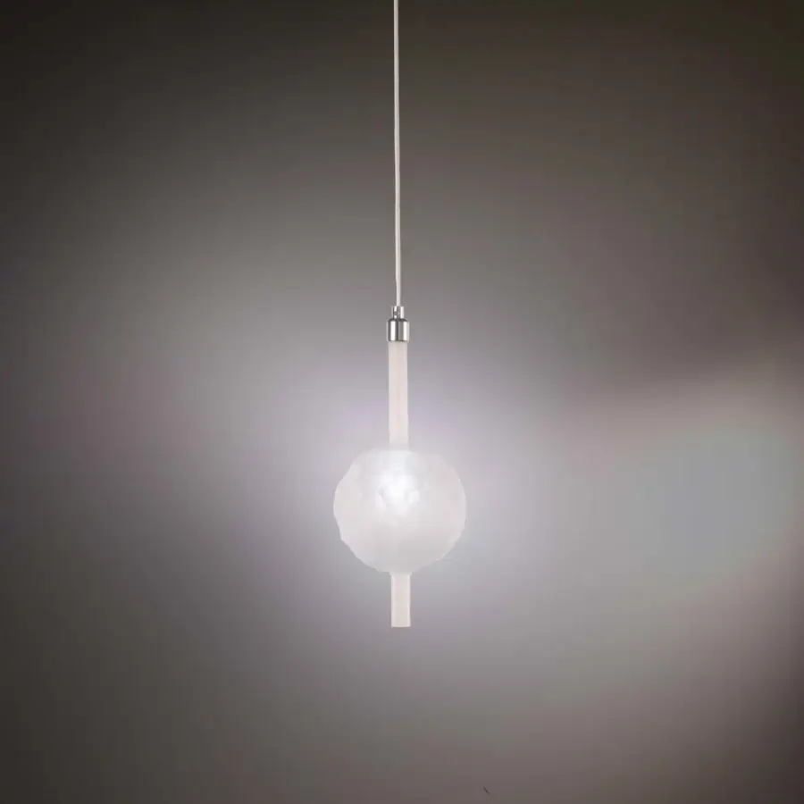 Superior Stillux The Light suspension lamp crafted in lead crystal with a diamond effect and sleek white design