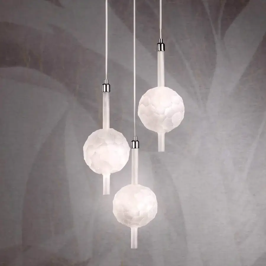 Superior Stillux The Light suspension lamp with hand-faceted transparent lead crystal diffusers and translucent white honeycomb shades