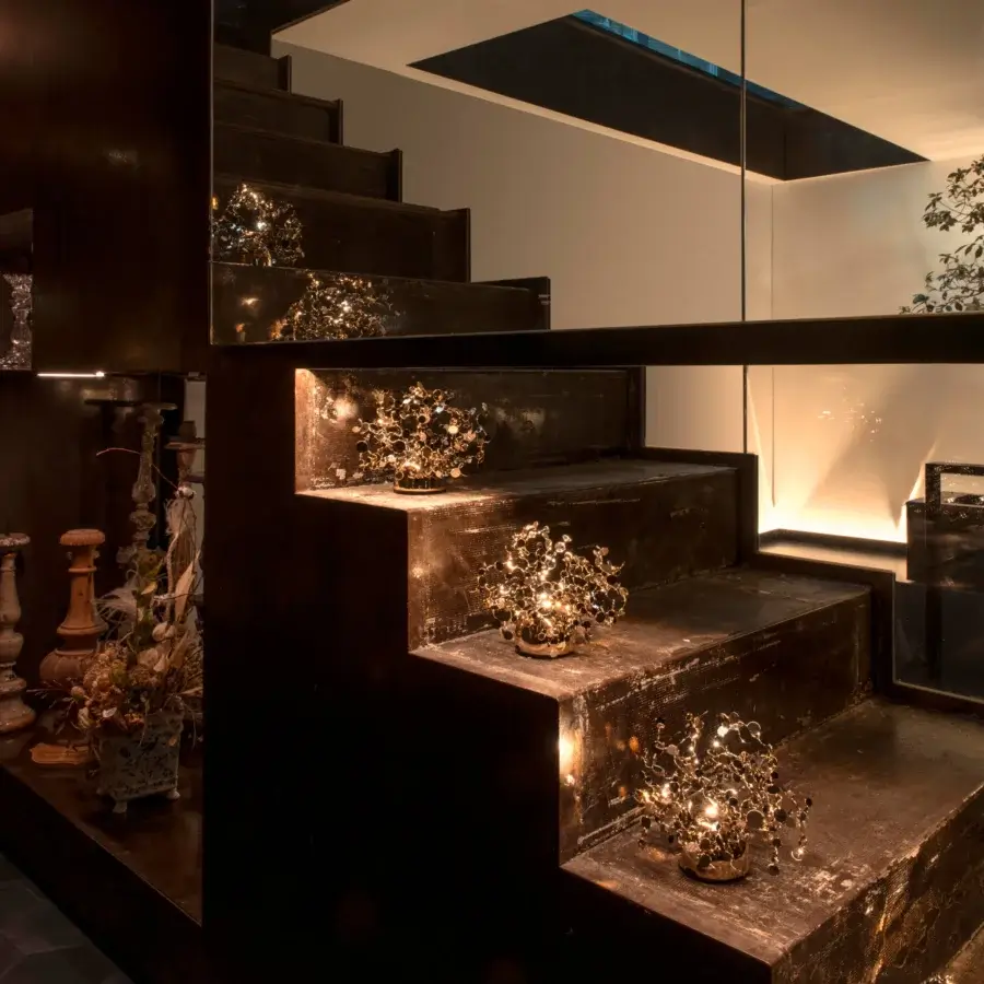 Exceptional Terzani Argent Mon Bijou lamp handmade in Italy with reflective stainless steel discs bathed in golden hue