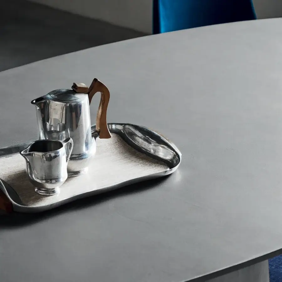 Superior Bontempi Podium table with sinuous austere lines and a smooth matte gray top crafted in concrete
