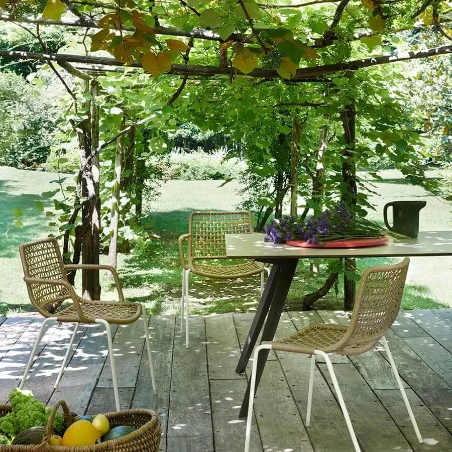 Refined Potocco Katana table with light-colored porcelain stoneware and sleek embossed painted black metal legs
