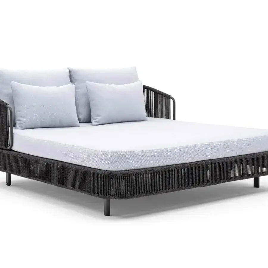 Elegant Varaschin Tibidabo lounger with aluminum frame and VAR#TEX Bronzo Rope weaving in light gray cushions