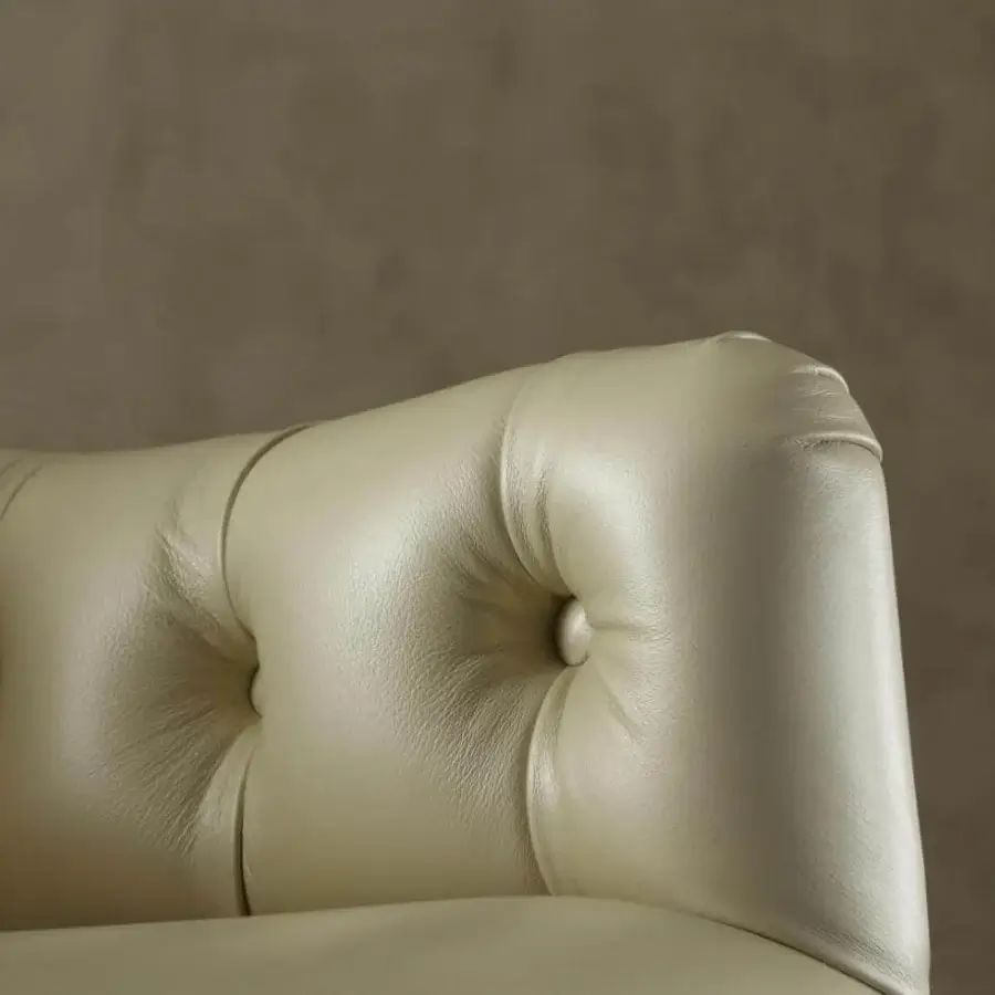 Superior Rugiano Itaca office armchair with light creamy leather upholstery and refined tufted backrest built on a metal base
