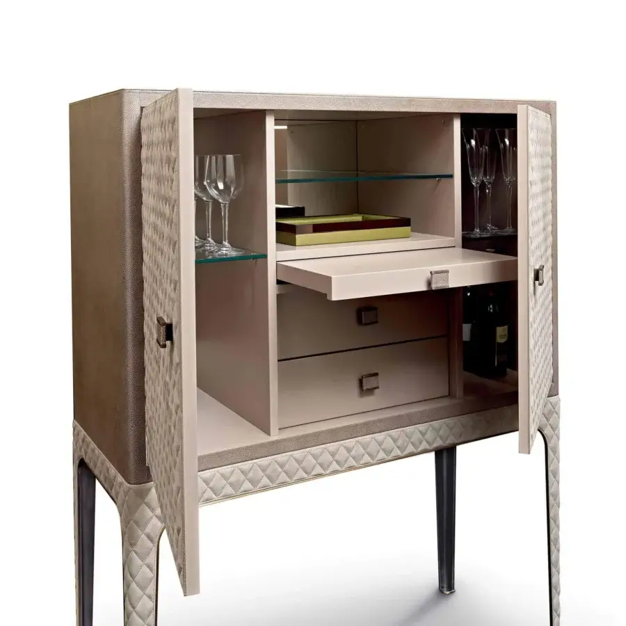 Lavish Rugiano Ciry cupboard with brownish-grey structure and quilted leather doors exhibiting matelassé embroidery in steel or bronze details