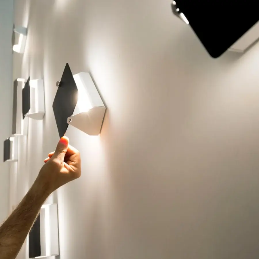 Exceptional Nemo Lighting Applique à Volet Pivotant wall lamp with white metal and adjustable black aluminum volet