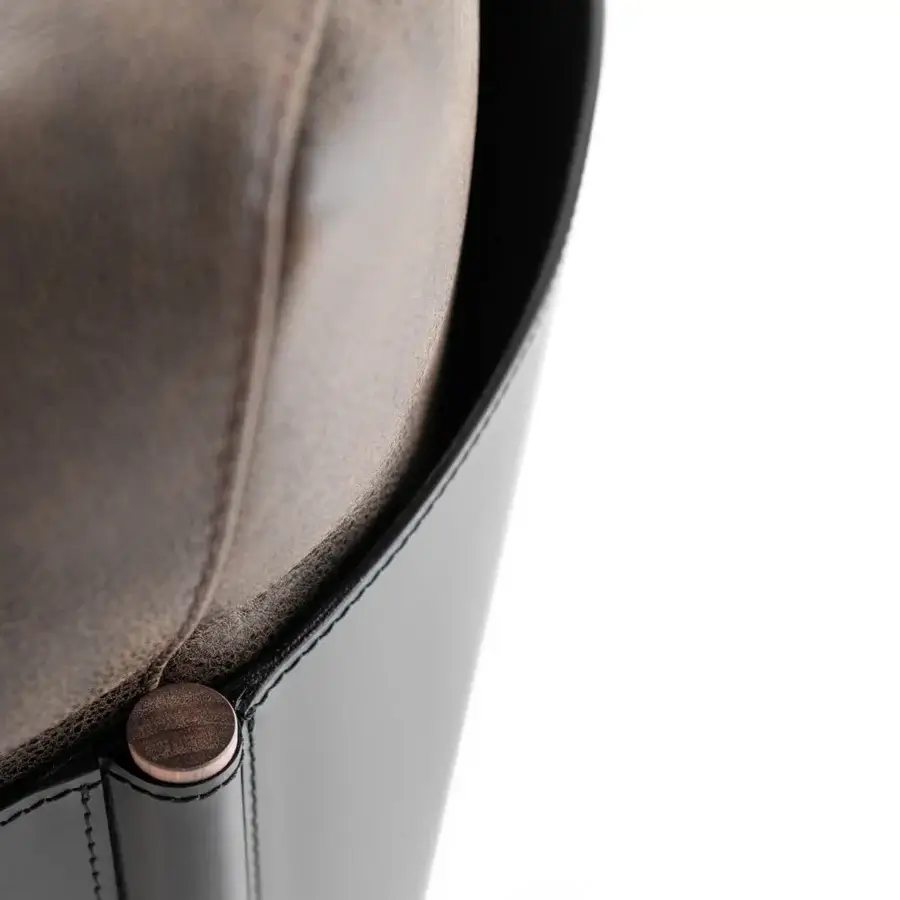 Distinguished Horm SC1 lounge chair crafted in brown leather with black painted metal legs and Canaletto walnut stud