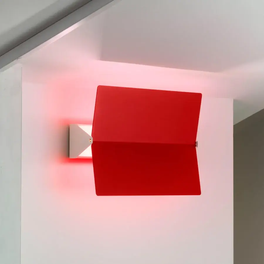 Superior Nemo Lighting Applique à Volet Pivotant Plié wall lamp with white metal and vibrant red aluminum volet finish