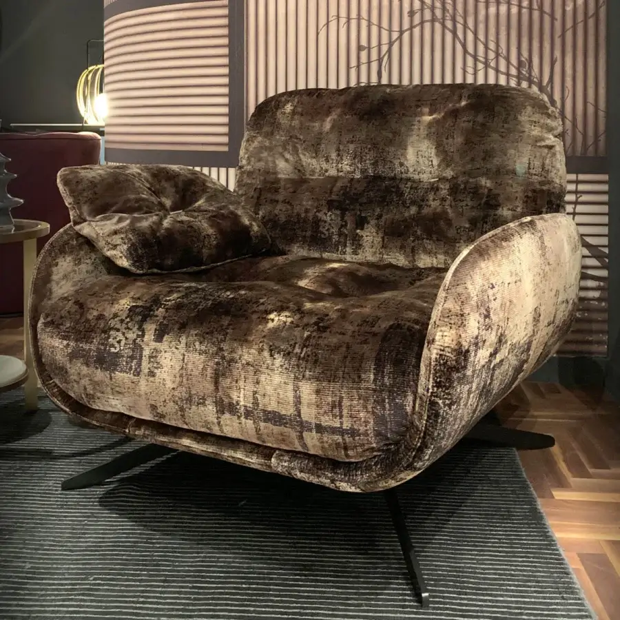 Exceptional Borzalino Ayton lounge chair crafted in brown textured fabric and leather with a dark lacquered metal base