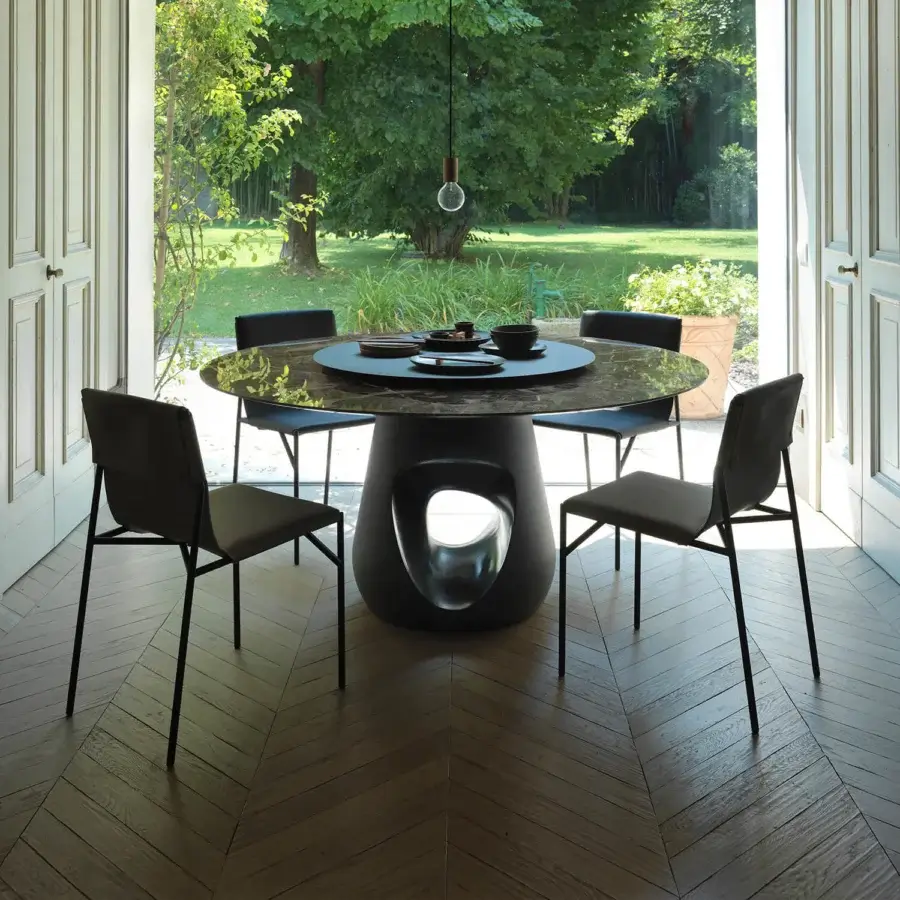 Superior Horm Tout Le Jour chair with black metal frame and geometric form crafted in Italy with a matte finish