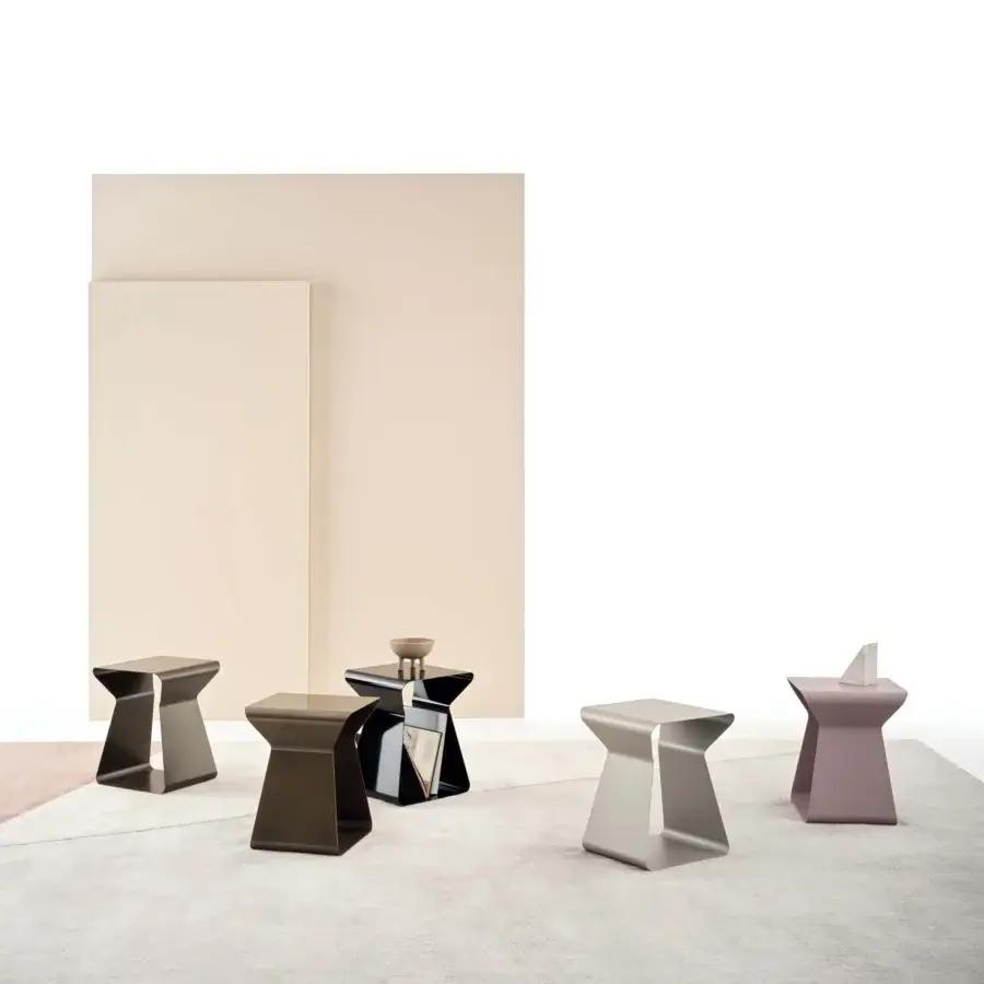 Superior Bontempi Kito side table with sculptural form in mauve colored metal and smooth finish