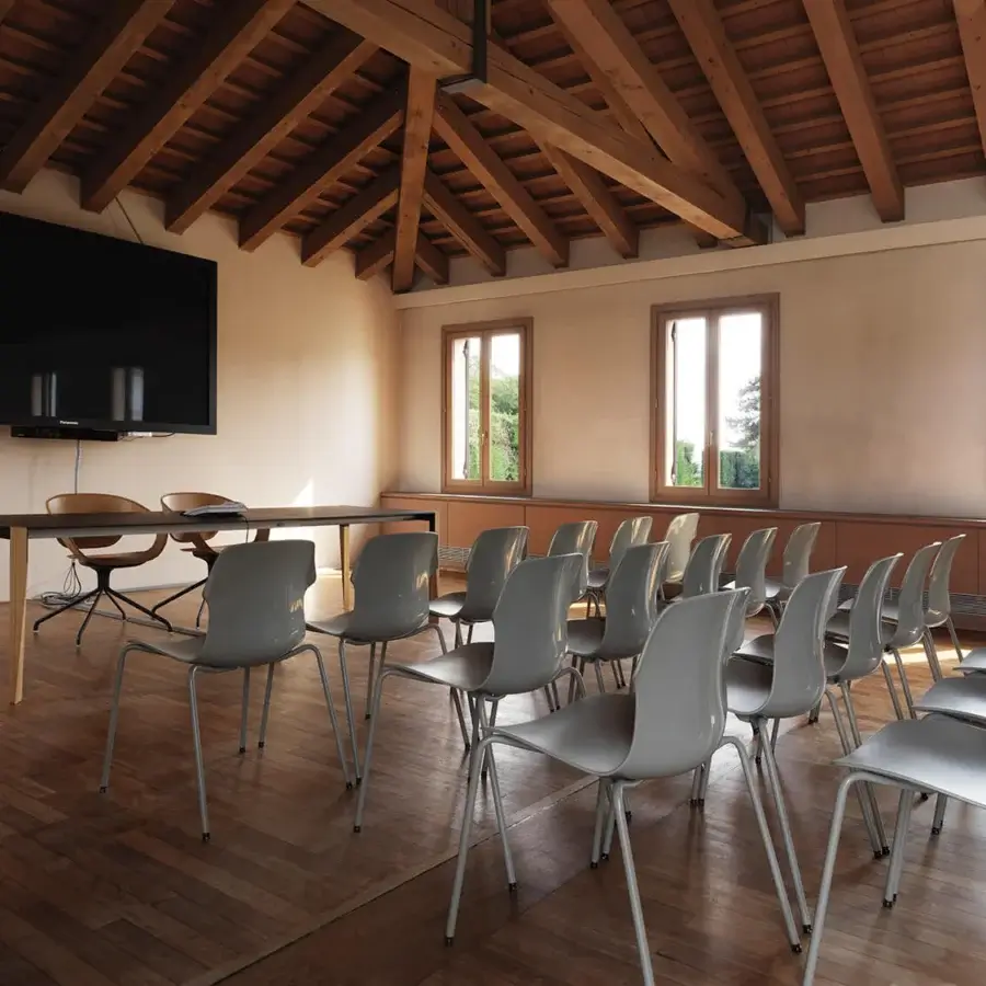 Elegant Horm Tango extendable table with a dark Fenix tabletop and light-colored legs in a matte finish