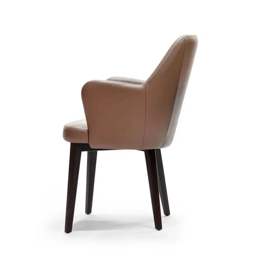Exceptional Borzalino Bob armchair with rounded silhouette and smooth light brown leather upholstery with solid natural oak legs