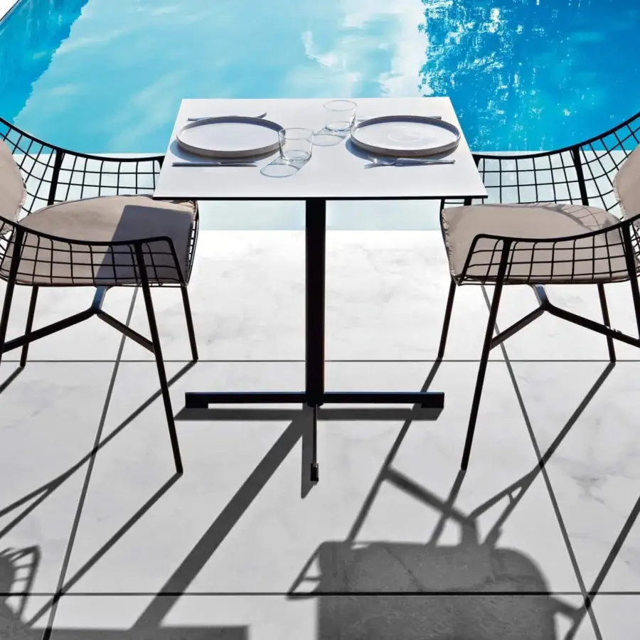 Exceptional Varaschin Summer Set armchair with a powder-coated steel grid frame and light beige textile cushions for seat and backrest