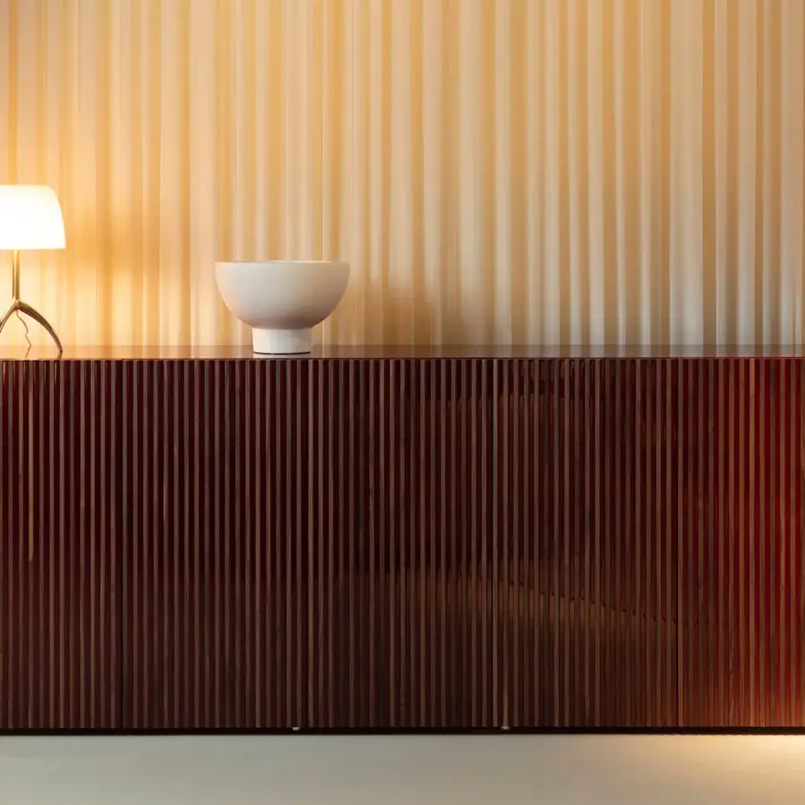 Exceptional Horm Leon sideboard with standpoint-dependent visualization in reddish-brown glossy lacquer and canaletto walnut inserts