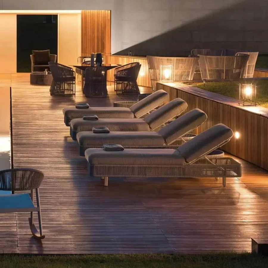 Elegant Varaschin Tibidabo lounger in silk grey powder-coated aluminum with perla rope weaving and light grey cushions
