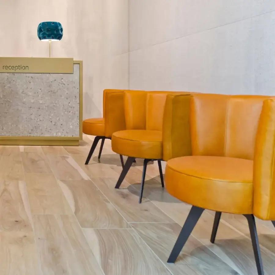 Exceptional Borzalino Diva lounge chair with shell-shaped backrest upholstered in vibrant yellow leather and lacquered metal base