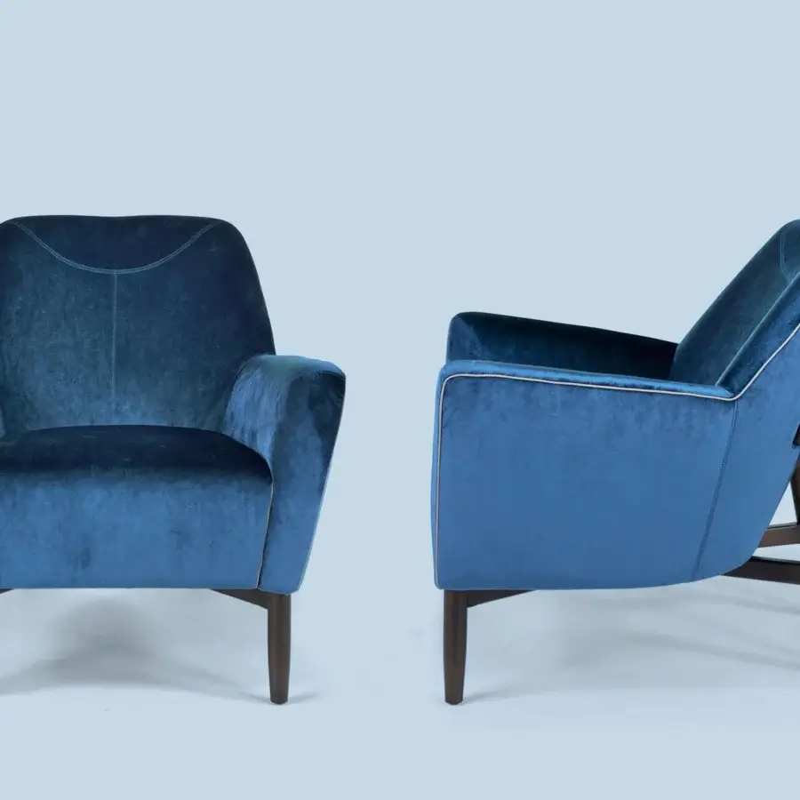 Superior Borzalino Eve Plus lounge chair with blue velvet-like textile upholstery and lacquered oak base built with angled legs