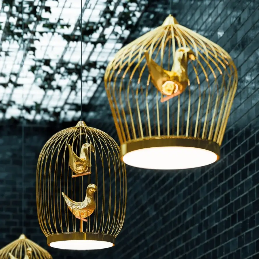 Distinguished Casamania Twee T suspension lamp with radiant 24 carat gold-plated metal rods and handcrafted ceramic bird illumination