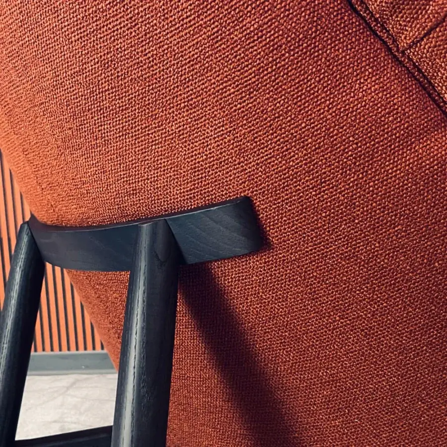 Exclusive Borzalino Eve Capitonnè lounge chair in reddish-brown upholstery with lacquered oak wood base