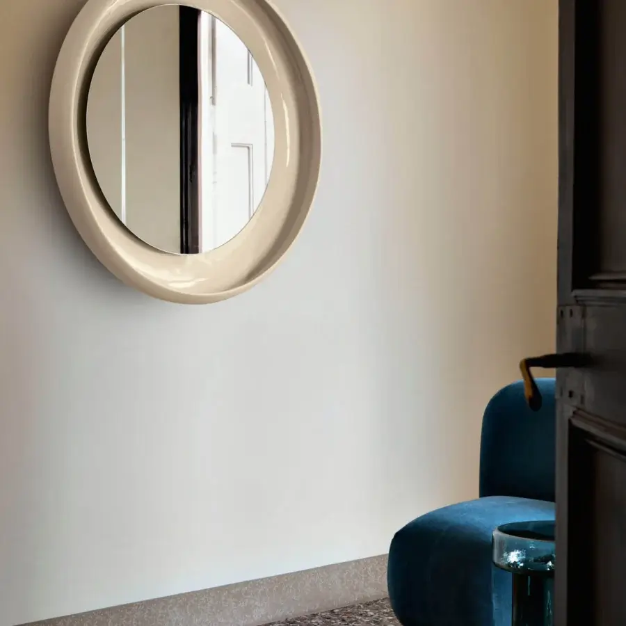 Superior Miniforms Coque mirror with a glossy beige synthetic frame and textured outer skin with shiny enamelled surface