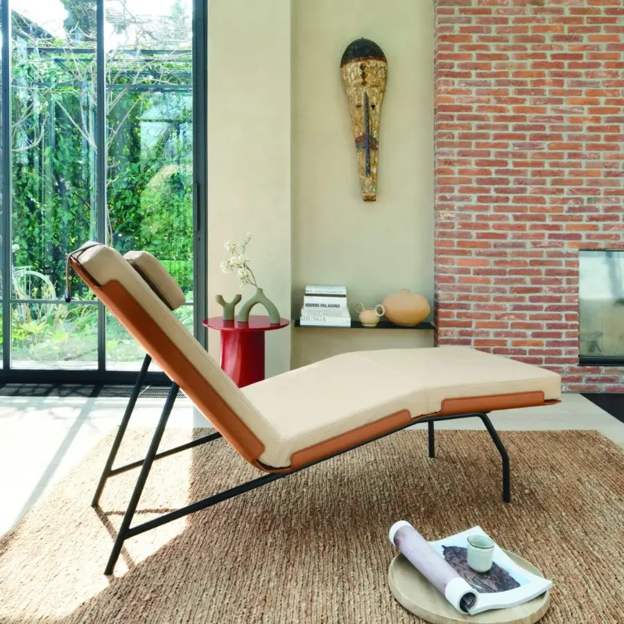 Superior Frag Caruso chaise lounge with light cream leather upholstery and matte black tubular steel frame
