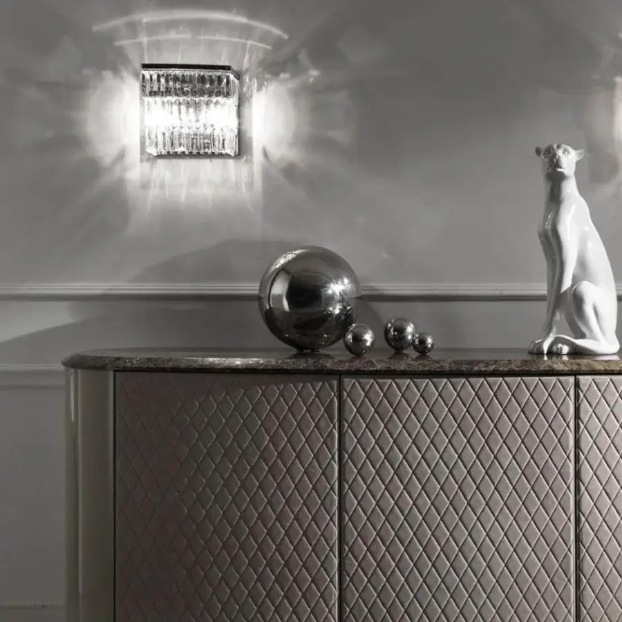 Superior DV Home Collection Byron wall lamp with a shining chrome structure and bevelled glass pendants crafted in clear glass