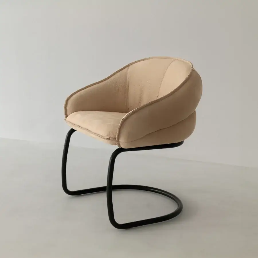 Exceptional Cierre1972 Giorgio armchair built with light beige raw-cut leather upholstery and a tubular black metal structure