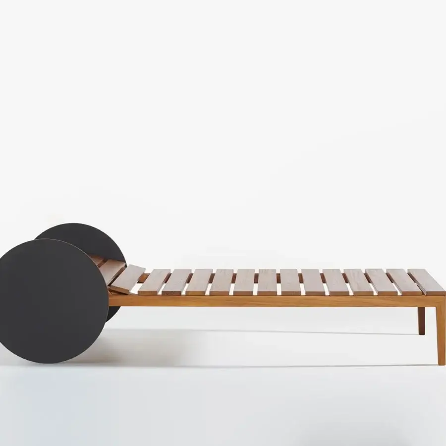 Distinctive Potocco Suno lounger with Iroko wood slats and dark-grey HPL wheels in a light-brown smooth finish