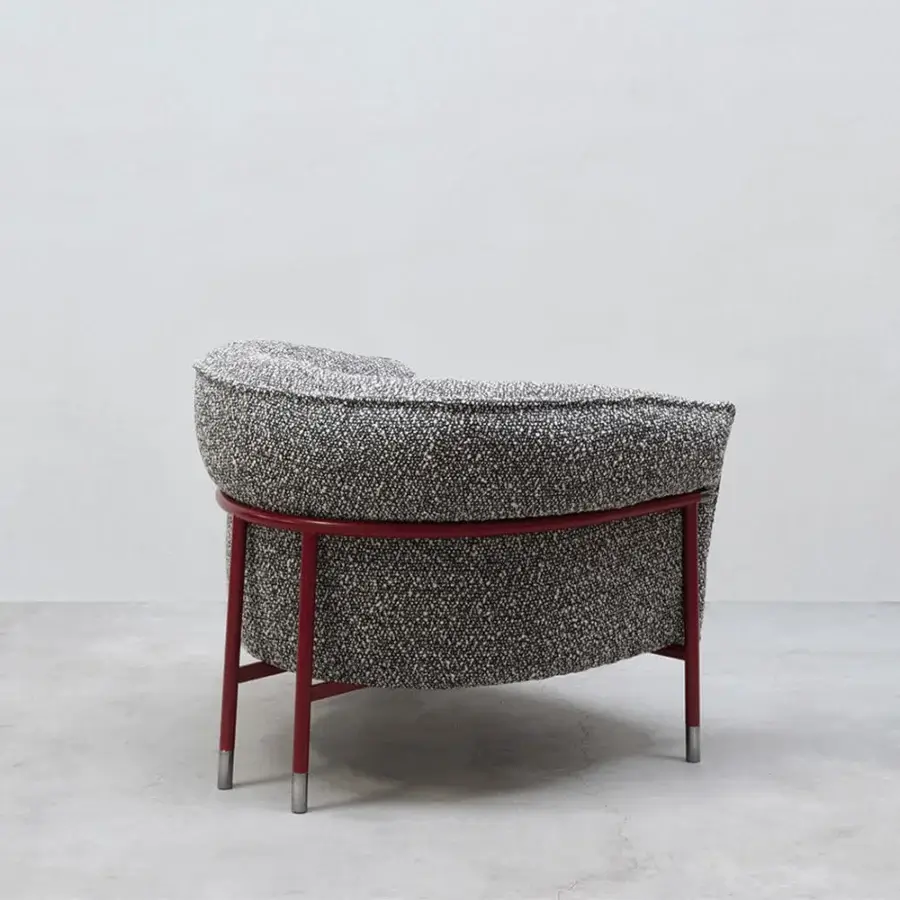 Exceptional Cierre1972 Mac lounge chair with red metal framework and salt-and-pepper textured leather upholstery