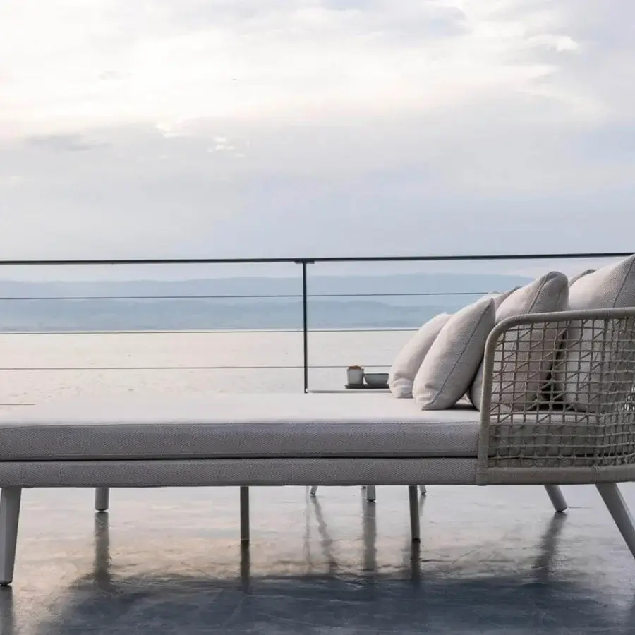 Exceptional Varaschin Emma lounger with light gray fabric upholstery, woven synthetic backrest and sleek matte aluminum legs