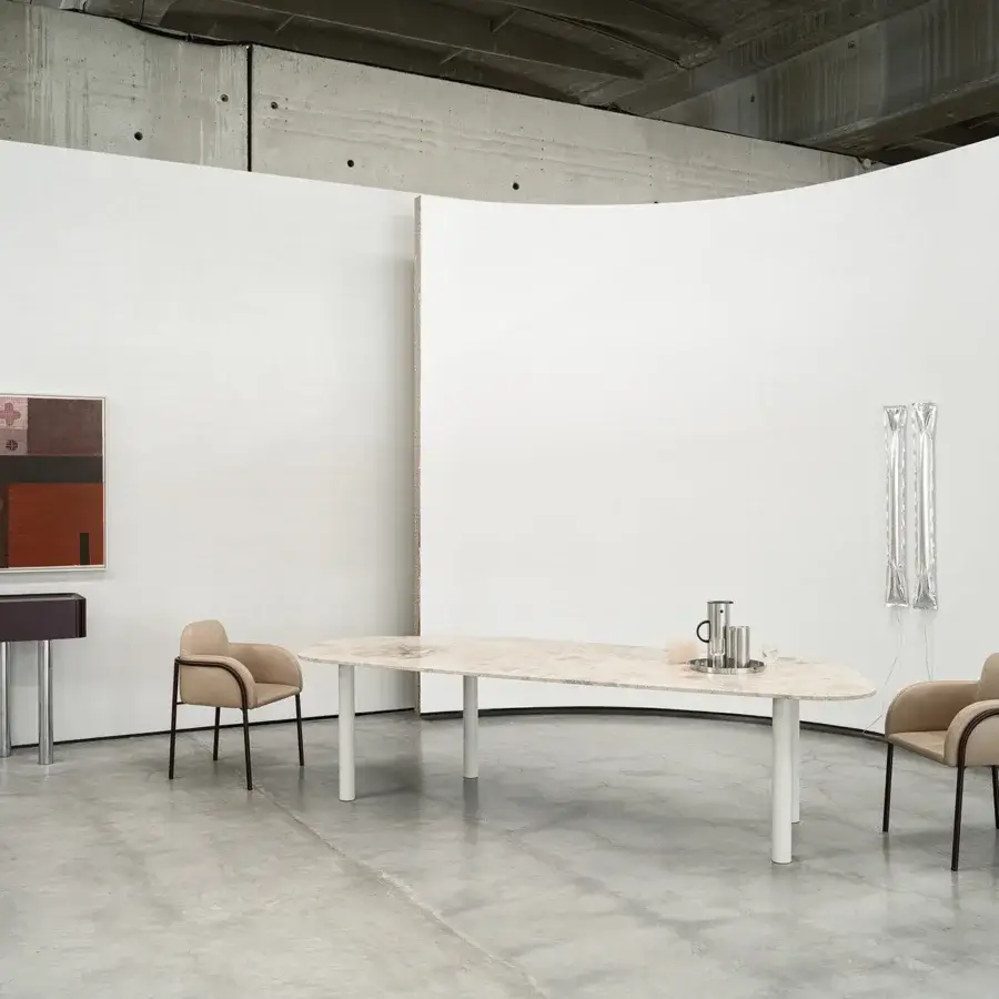 Distinguished Cierre1972 Tango table with pale marble top and uniformly white cylindrical legs crafted in Italy